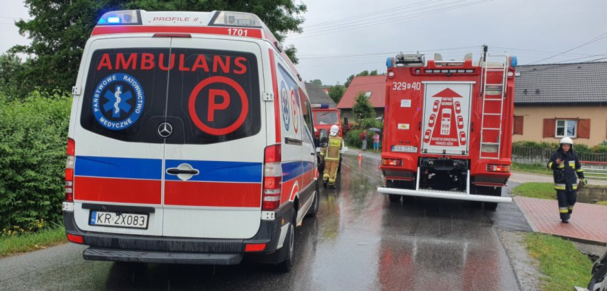 Na skrzyżowaniu ul. Garncarskiej z Galicyjską zderzyły się samochody. Na miejsce dotarli strażacy, pogotowie i policja