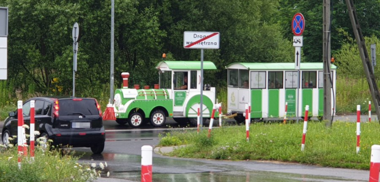 Ciuchcia jadąca ul. Topolową w Chrzanowie 