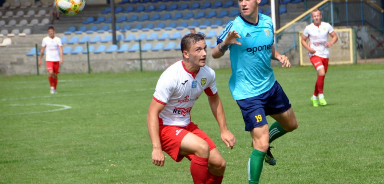 Łukasz Sochacki (z lewej) zdobył jedynego gola dla MKS w sparingu z Unią