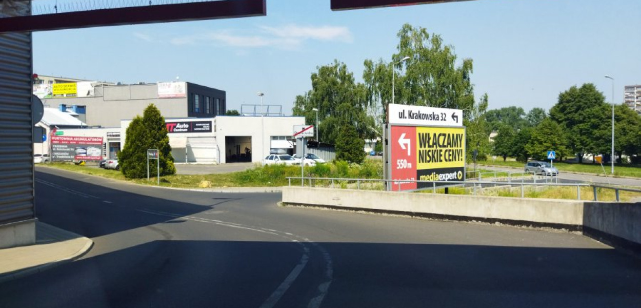 Zjeżdżając z górnego parkingu chrzanowskiego Kauflandu, powinniśmy na widocznym na zdjęciu skrzyżowaniu ustąpić pierwszeństwa przejazdu, bo wyjeżdżamy ze strefy ruchu na drogę publiczną