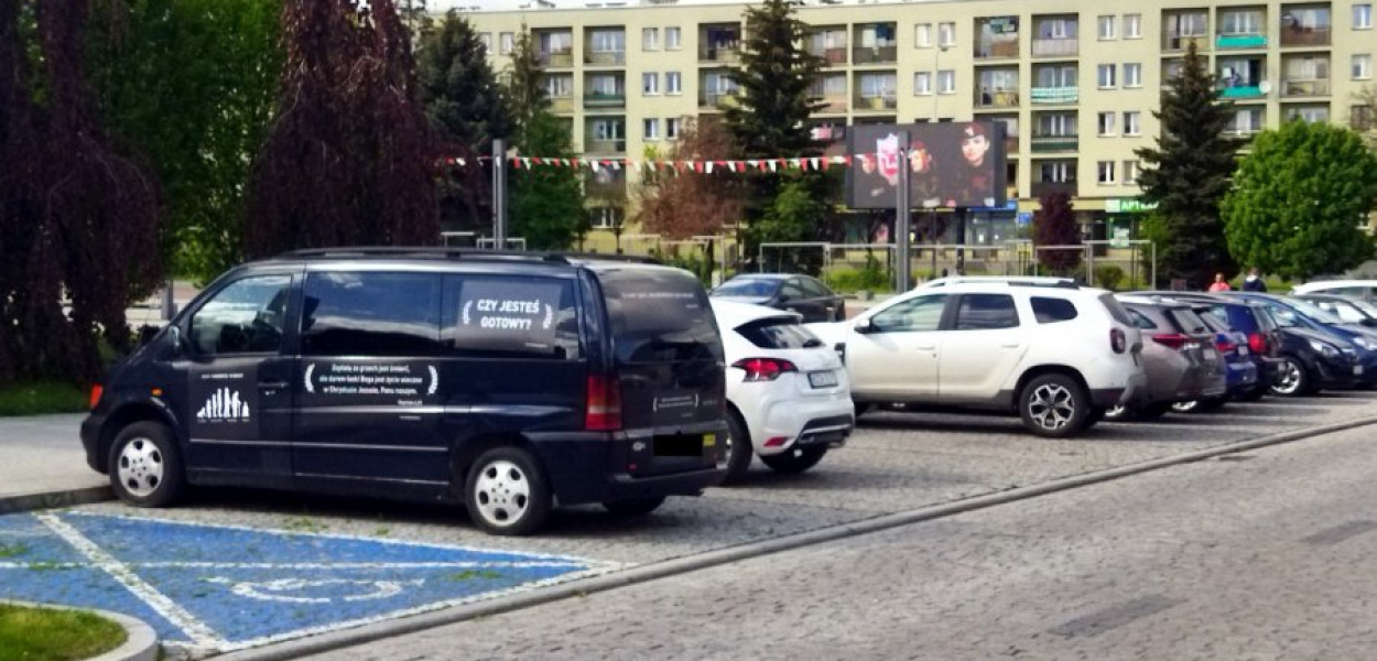 Nowa „wizytówka&quot; Chrzanowa - karawan na placu Tysiąclecia