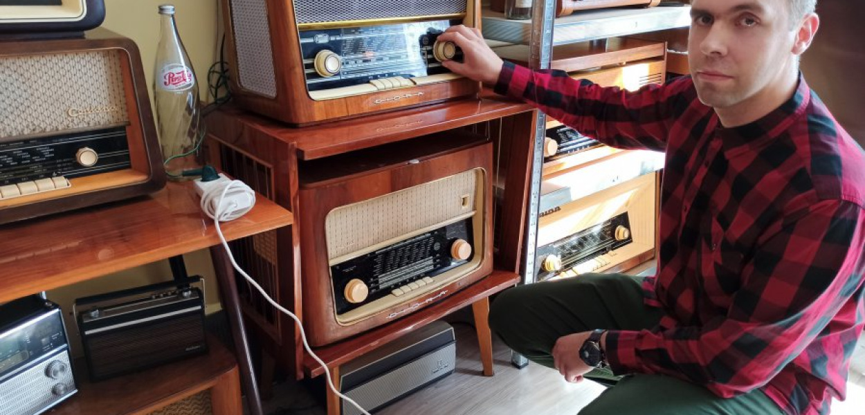 Rafał Szwajda przy swoich odbiornikach radiowych