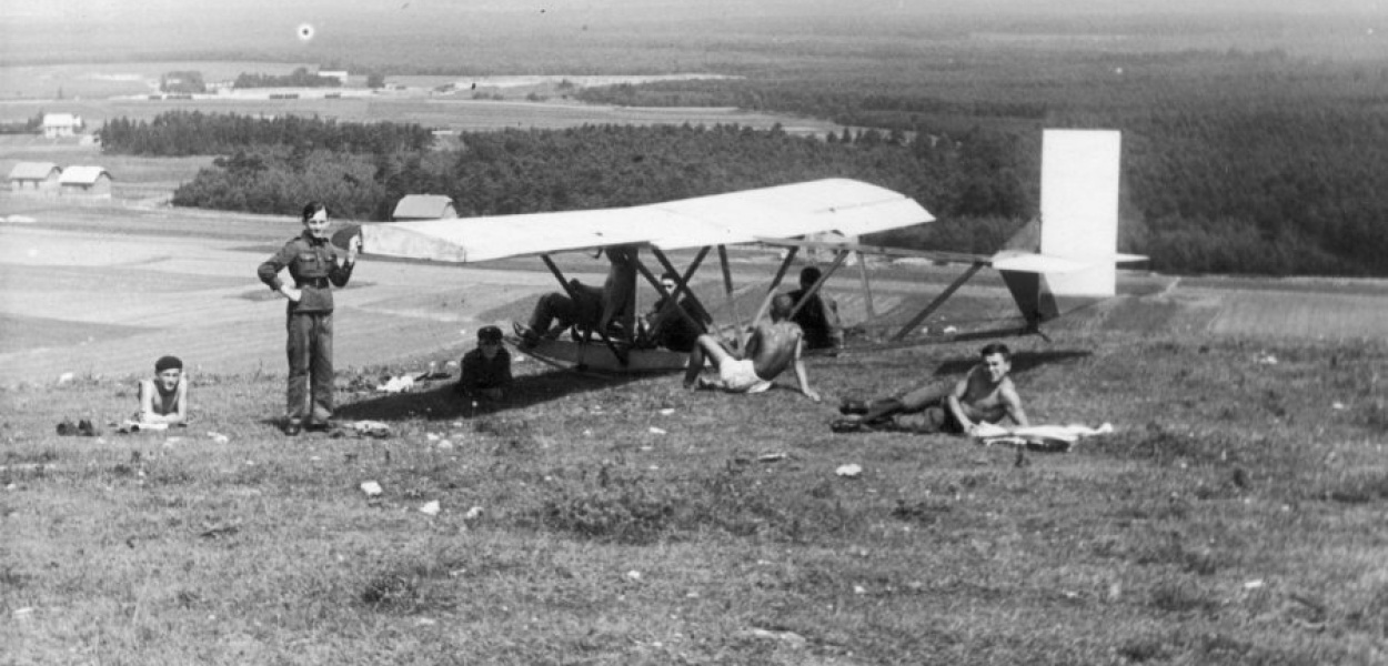 Kandydaci na przyszłych pilotów zgromadzeni przy szybowcu &quot;Wrona&quot;, fot. Narodowe Archiwum Cyfrowe