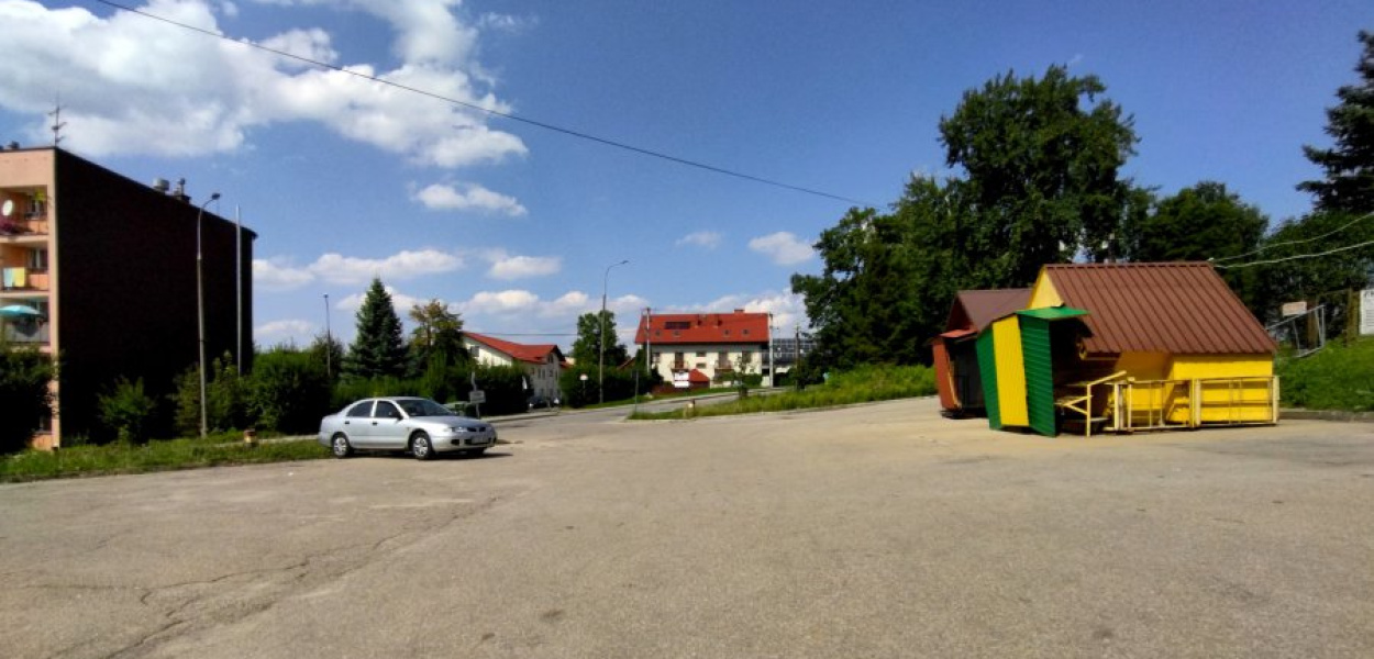 Mały placyk handlowy przy Skłodowskiej-Curie w Alwerni