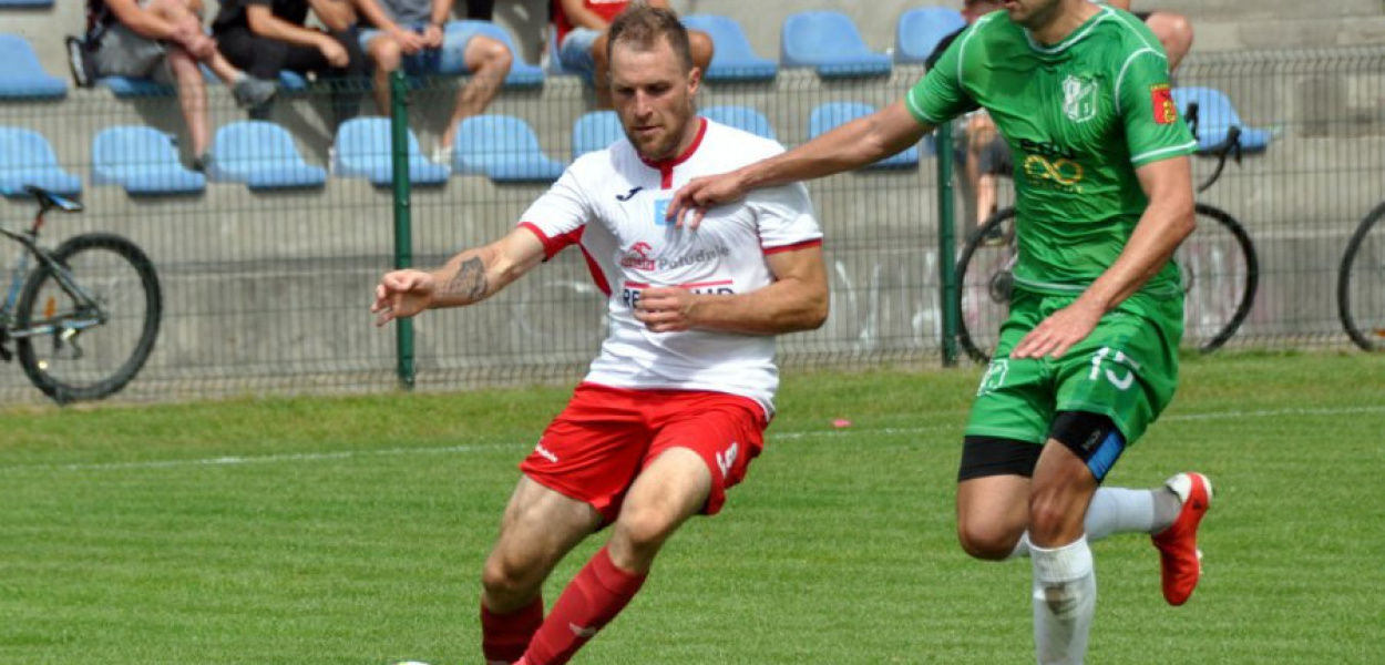 Michał Kowalik (z lewej, w meczu z Chełmkiem) zdobył jedynego gola dla MKS w remisowym spotkaniu z Clepardią