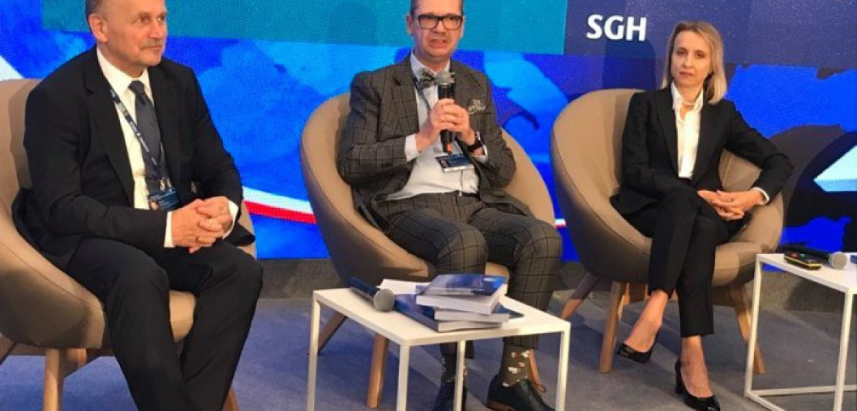 Podczas prezentacji raportu SGH, od lewej: Zygmunt Berdychowski - przewodniczący Instytutu Studiów Wschodnich, prof. Piotr Wachowiak - rektor SGH, prof. Teresa Czerwińska - wiceprezes Europejskiego Banku Inwestycyjnego.