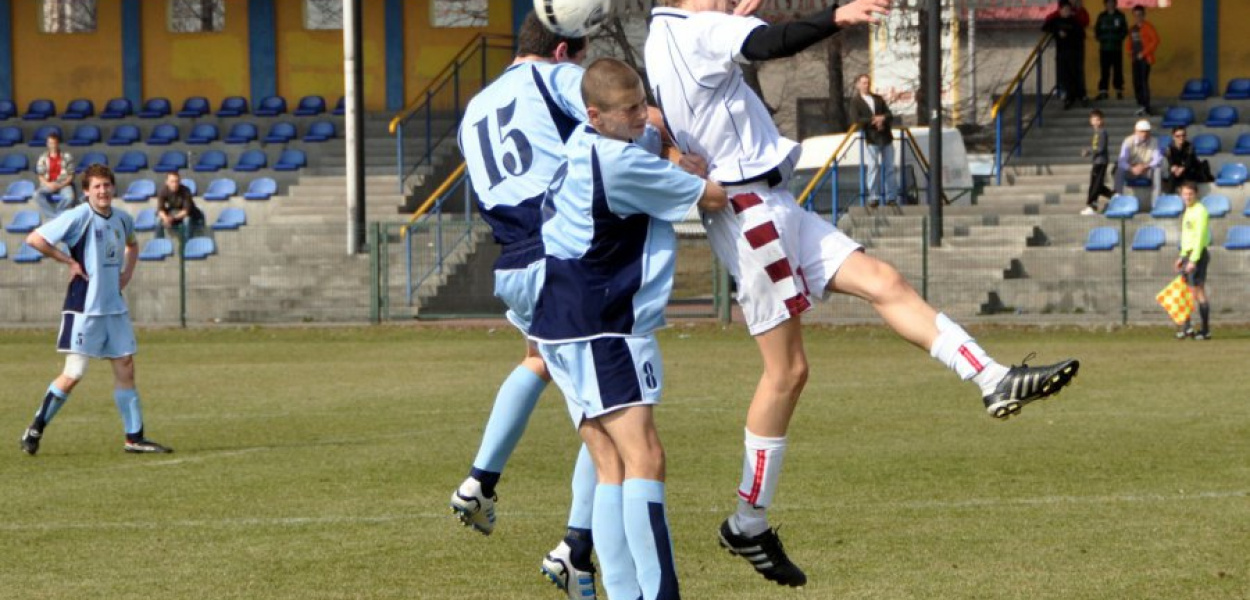 Adam Buksa w pojedynku z graczami trzebińskiego MKS w meczu w 2012 r.