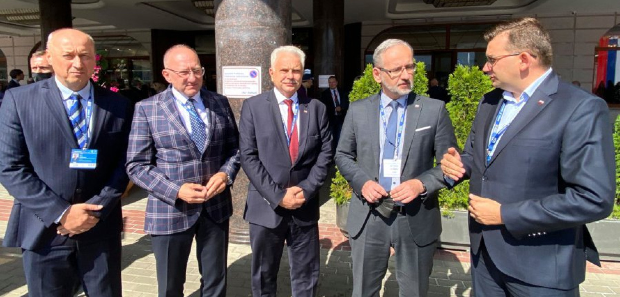 Artur Baranowski - dyrektor szpitala w Chrzanowie, Edward Piechulek - dyrektor szpitala w Oświęcimiu, wiceminister Waldemar Kraska, minister Adam Niedzielski i wojewoda małopolski Łukasz Kmita. FOT. FB Łukasz Kmity wojewody małopolskiego https://www.facebook.com/lukaszkmita1  