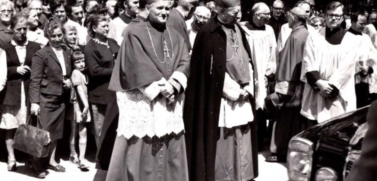 Kardynał Stefan Wyszyński i kardynał Karol Wojtyła na salwatoriańskim jubileuszu w Trzebini