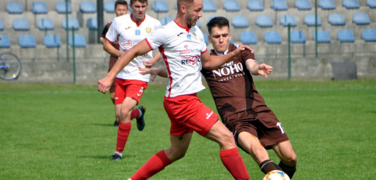 Pojedynek w meczu MKS Trzebinia - Garbarnia II Kraków