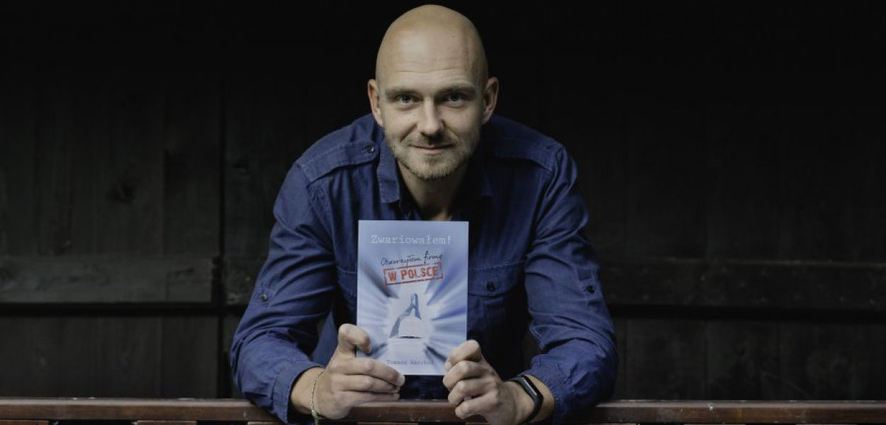 Tomasz Warchoł ze swoją książką „Zwariowałem! Otworzyłem firmę w Polsce&quot;.