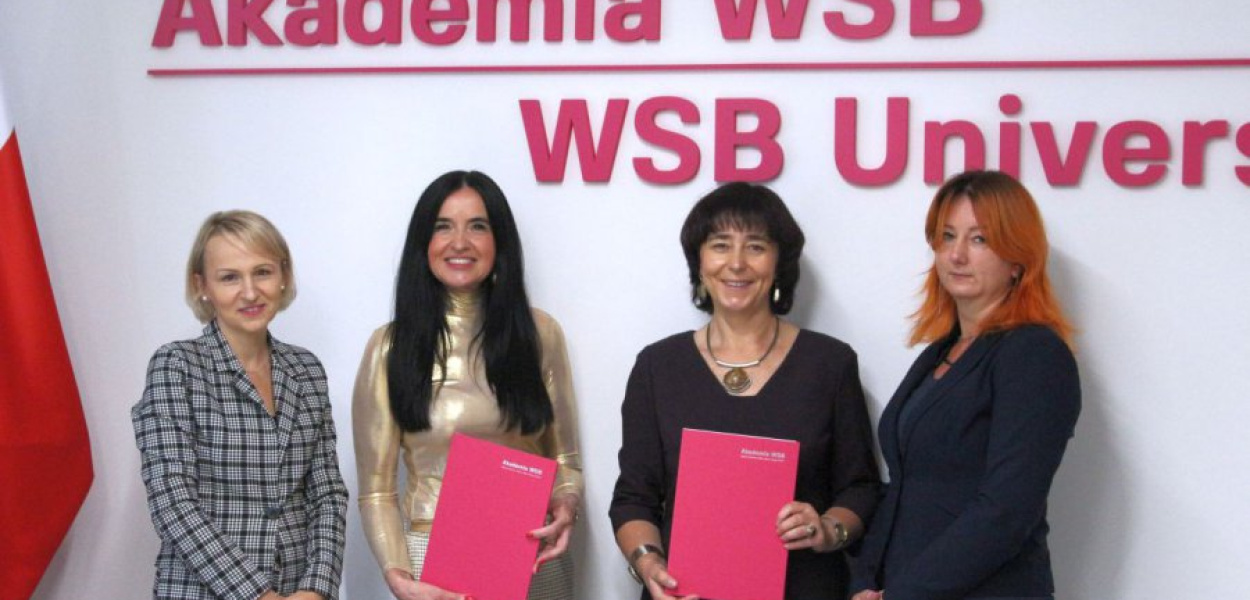 Uczestniczki podpisania porozumienia. Druga od prawej dyrektor ZSECH Renata Bębenek, fot. udostępnione przez szkołę