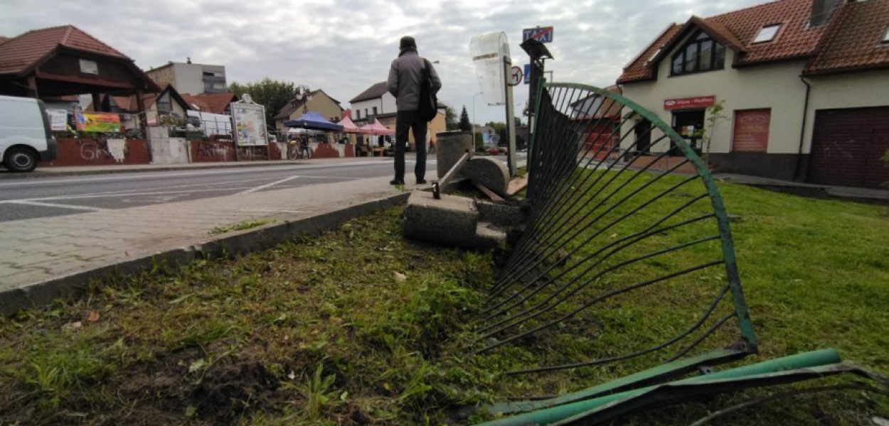 Kierowca opla uderzył w ogrodzenie przy Młoszowskiej w Trzebini