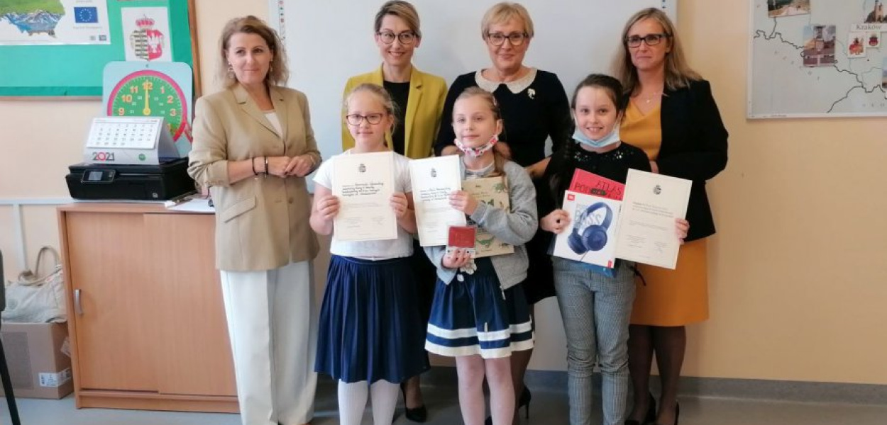 Laureatki dyktanda z organizatorkami i wicebumistrz Jolantą Zubik