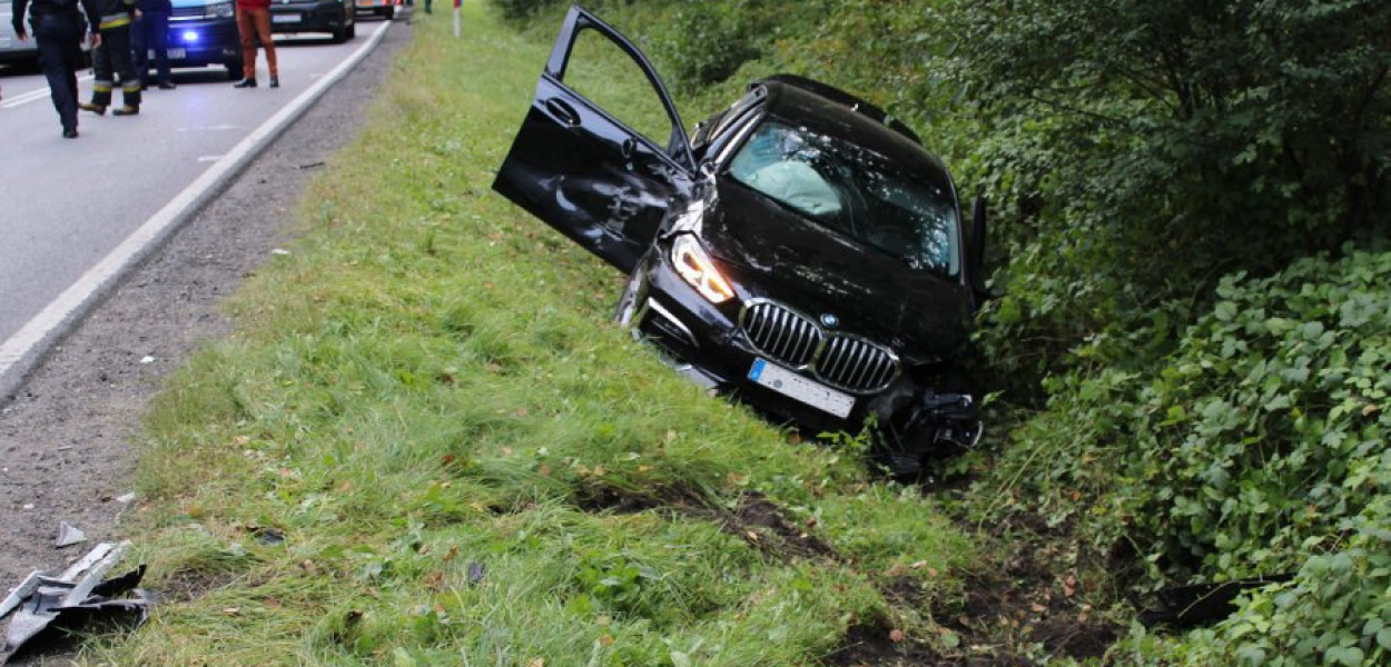 Kierujący po narkotykach wsiadł do BMW. Uderzył w ciężarówki. Do zdarzenia doszło we wrześniu. FOT. KPP Oświęcim