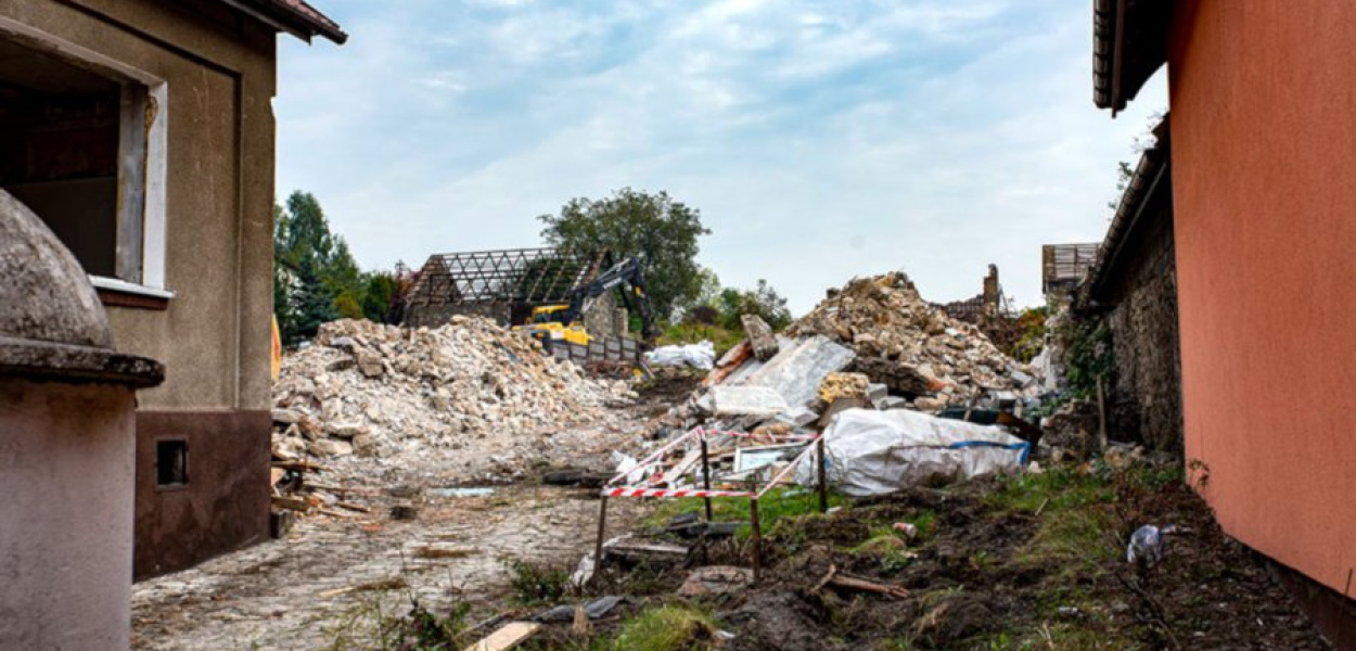 Rozpoczęły się prace wyburzeniowe w związku z planowaną budową estakady w Byczynie. FOT. jaw.pl