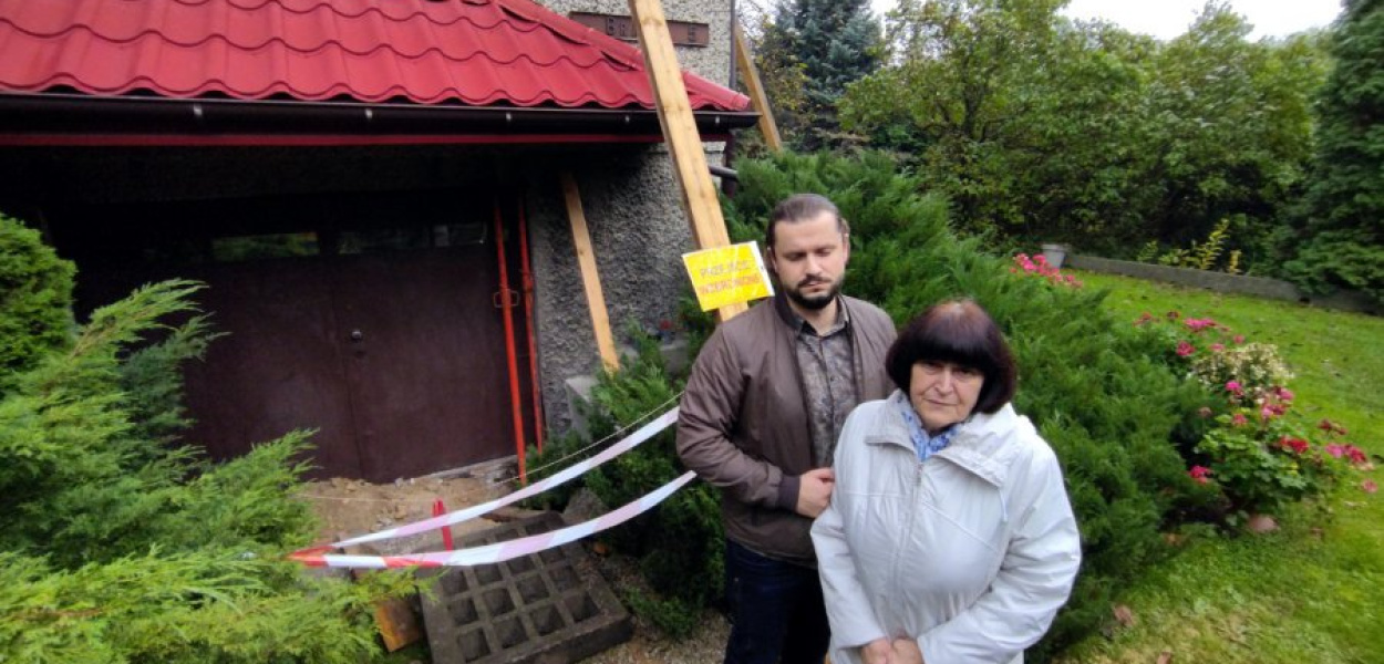Piotr Mroczek i jego mama przed uszkodzonym domem przy Brackiej na osiedlu Kąty w Chrzanowie