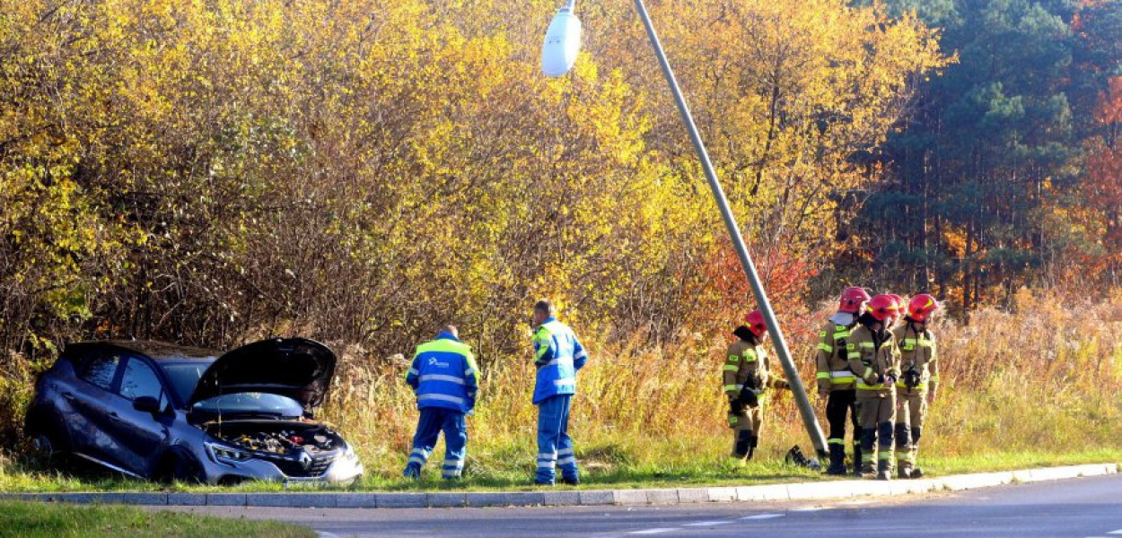 Osobowy renault uderzył w latarnię na obwodnicy Chrzanowa