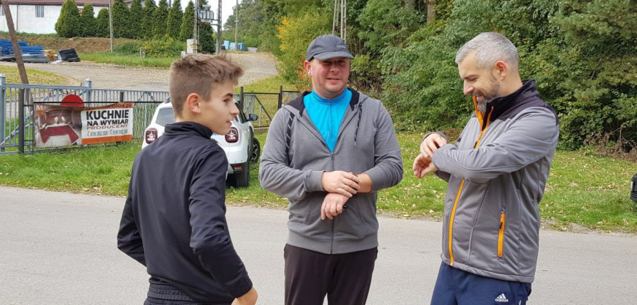 Uczestnicy na mecie niedzielnego biegu