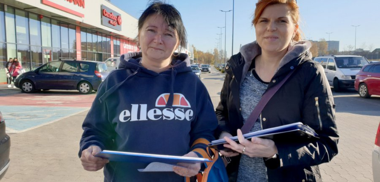 Monika Strączek i Justyna Kozera zbierające podpisy pod petycją