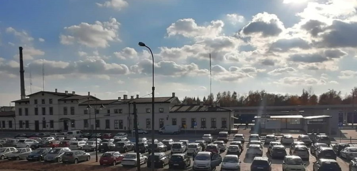 Parking przy dworcu PKP liczy 102 miejsca postojowe