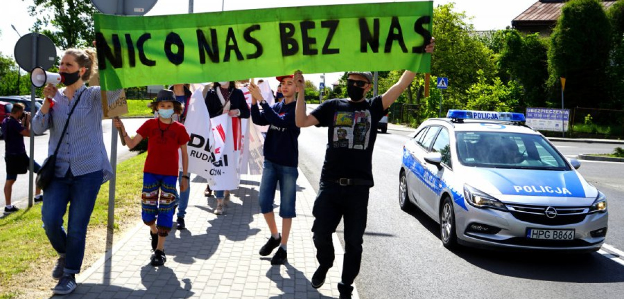 Tegoroczne protesty pod Urzędem Miejskim w Alwerni przeciwko m.in. budowie parku rozrywki w Brodłach