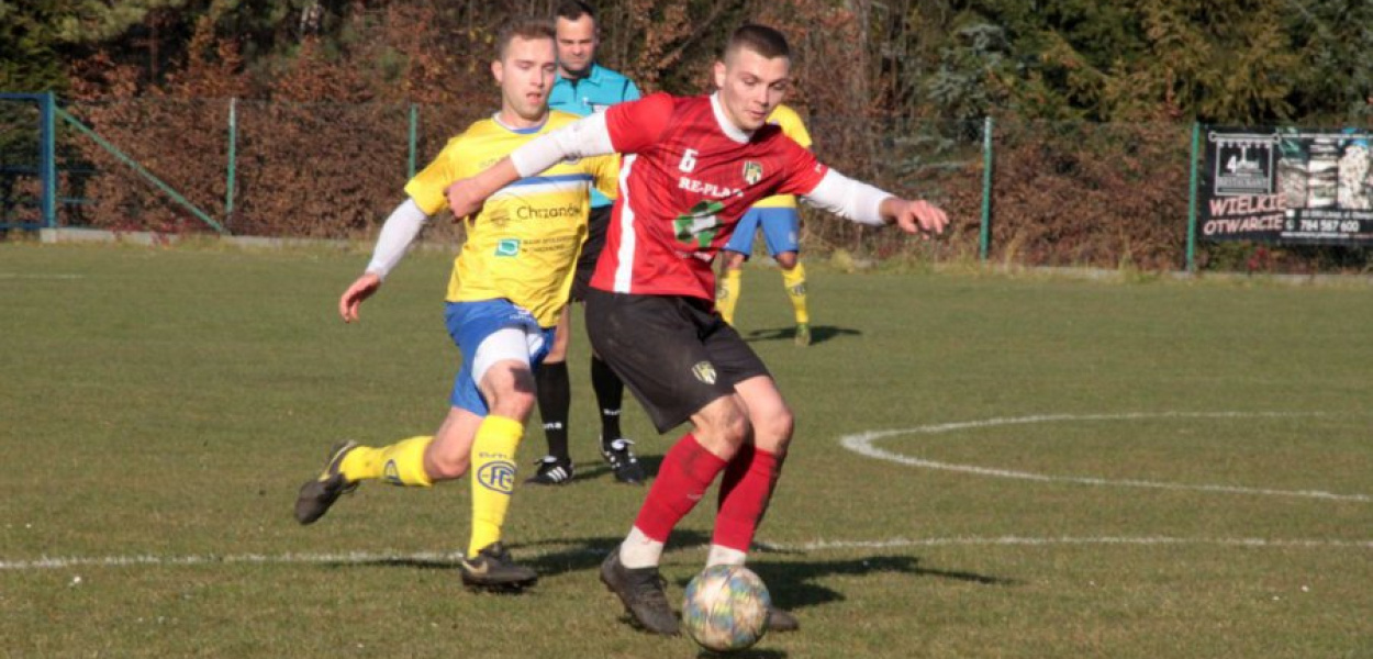 Przy piłce zawodnik Rajska Kacper Matlak, naciskany przez rywala z Fabloku