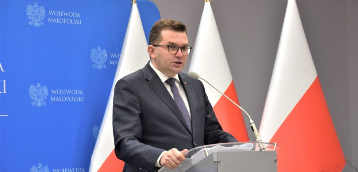 Wojewoda małopolski Łukasz Kmita zdecydował w piątek o powiększeniu bazy łóżek dla chorych na COVID-19 w województwie. FOT. Małopolski Urząd Wojewódzki w Krakowie 