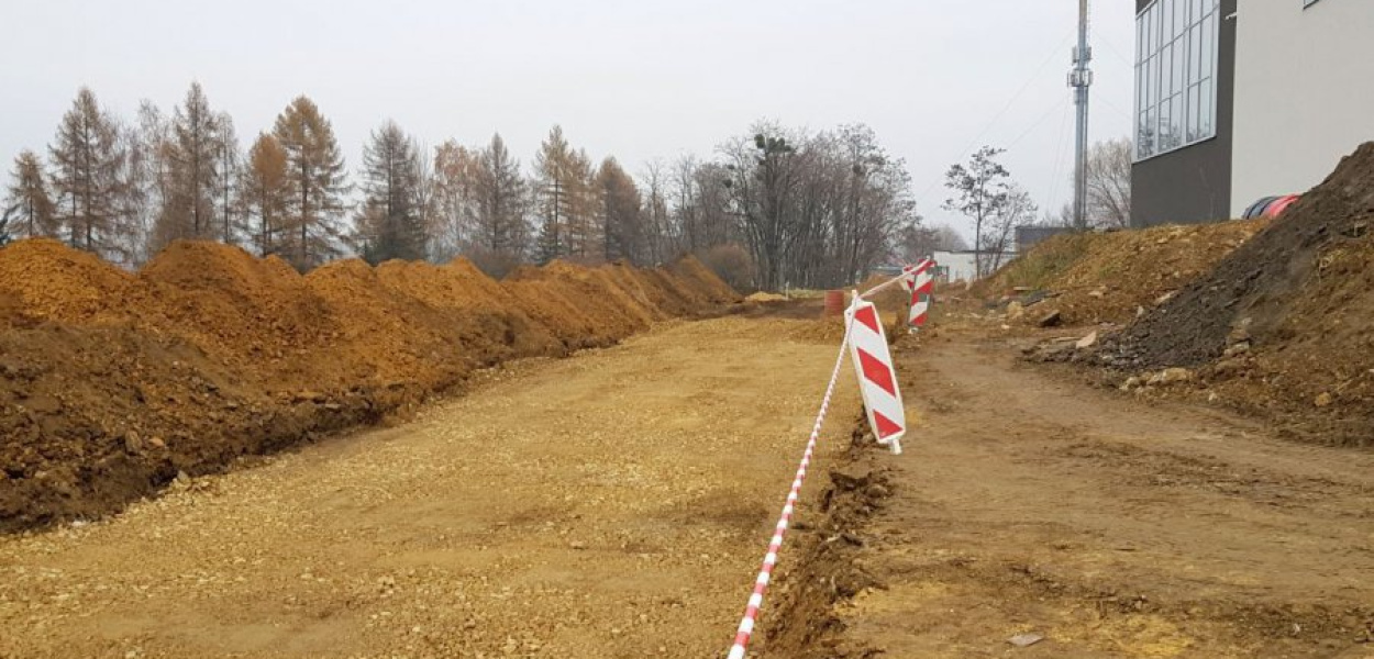 Droga bęzie przebiegać w pobliżu basenu. Trwają prace ziemne