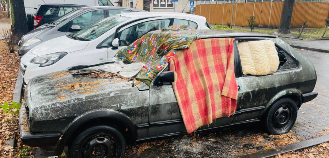 Wrak samochodu na os. Targowa w Krzeszowicach. Fot. nadesłane przez Czytelnika