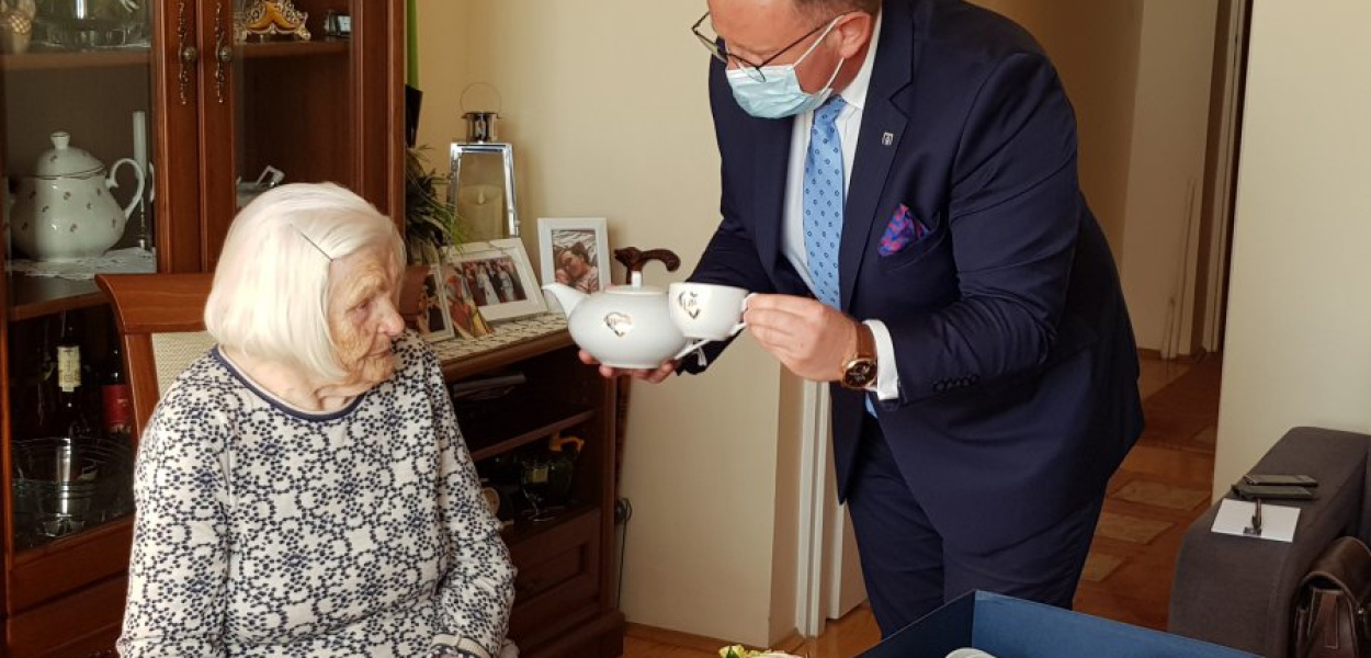 Maria Wentrys dostała w prezencie od burmistrza Trzebini Jarosława Okoczuka porcelanowe filiżanki z czajniczkiem