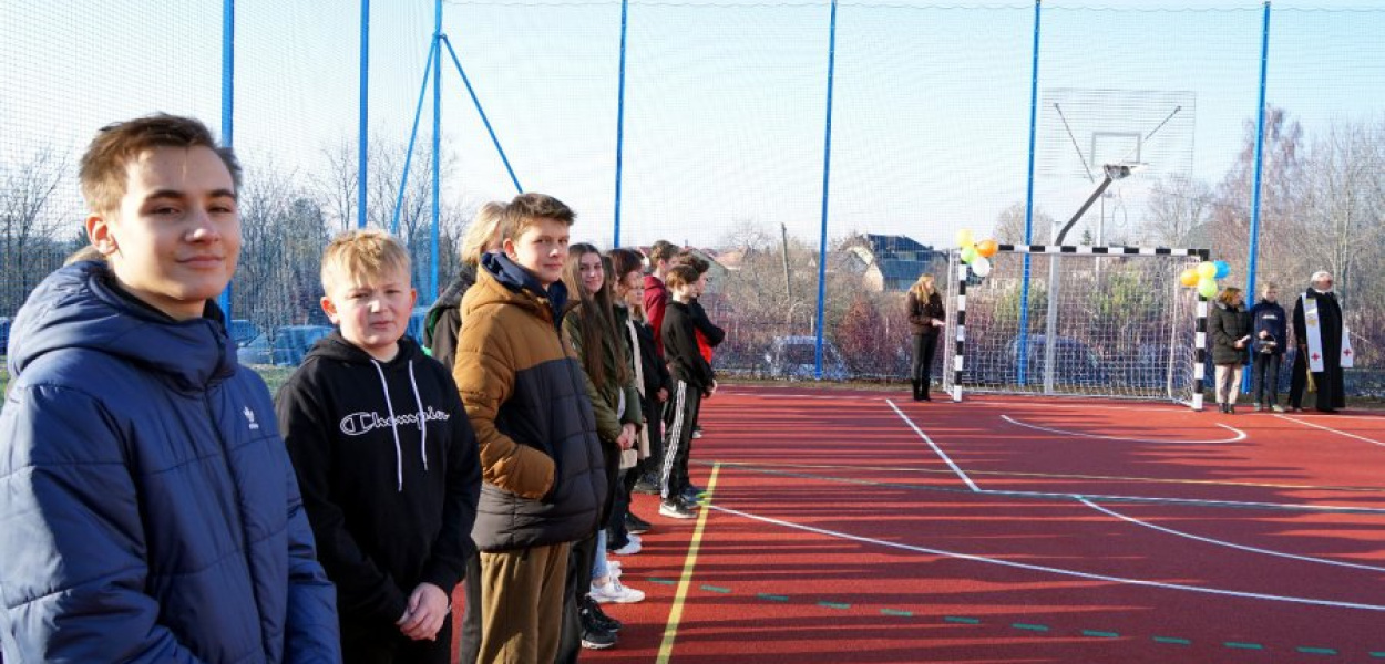 Uczniowie z SP w Luszowicach na nowym boisku