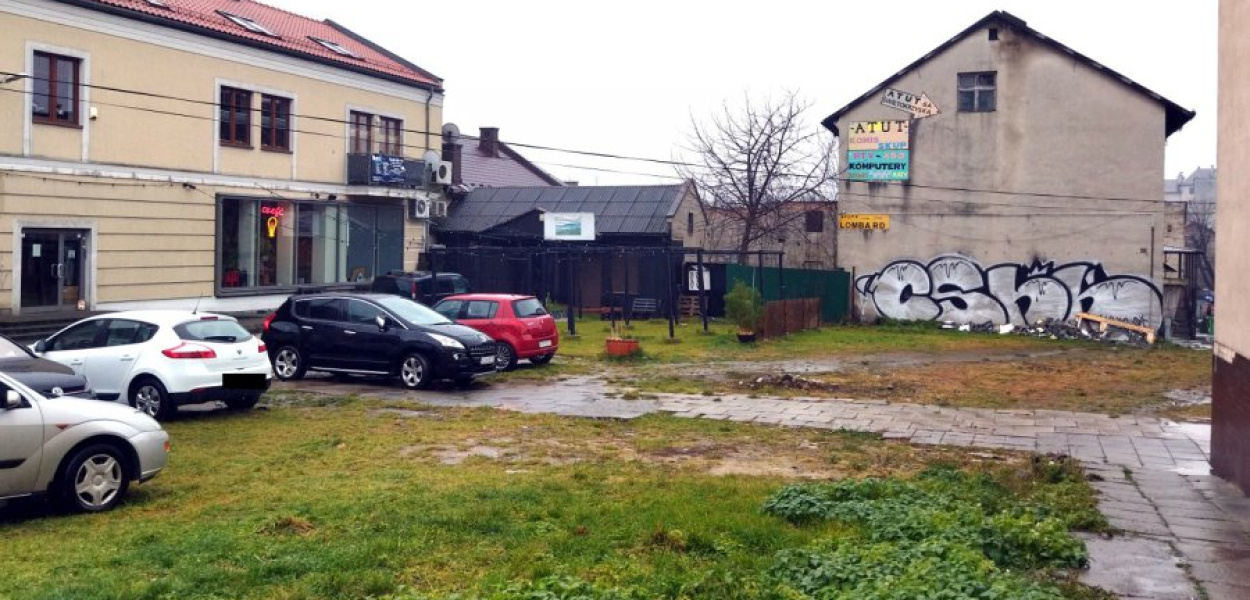 Obecnie w większości niezagospodarowany teren w sąsiedztwie Dobczyckiej w Chrzanowie jest często zastawiony samochodami, bo tutaj za darmo można zaparkować