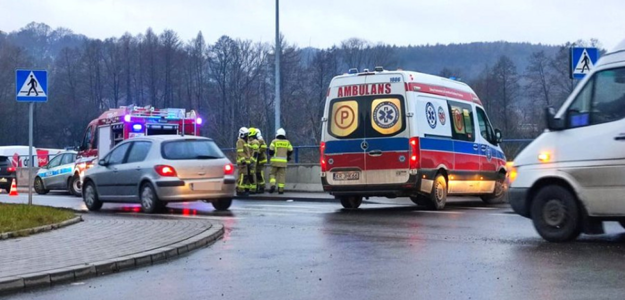 Na nowym wiadukcie w Krzeszowicach samochód potrącił pieszą. FOT. Kacper Ropka