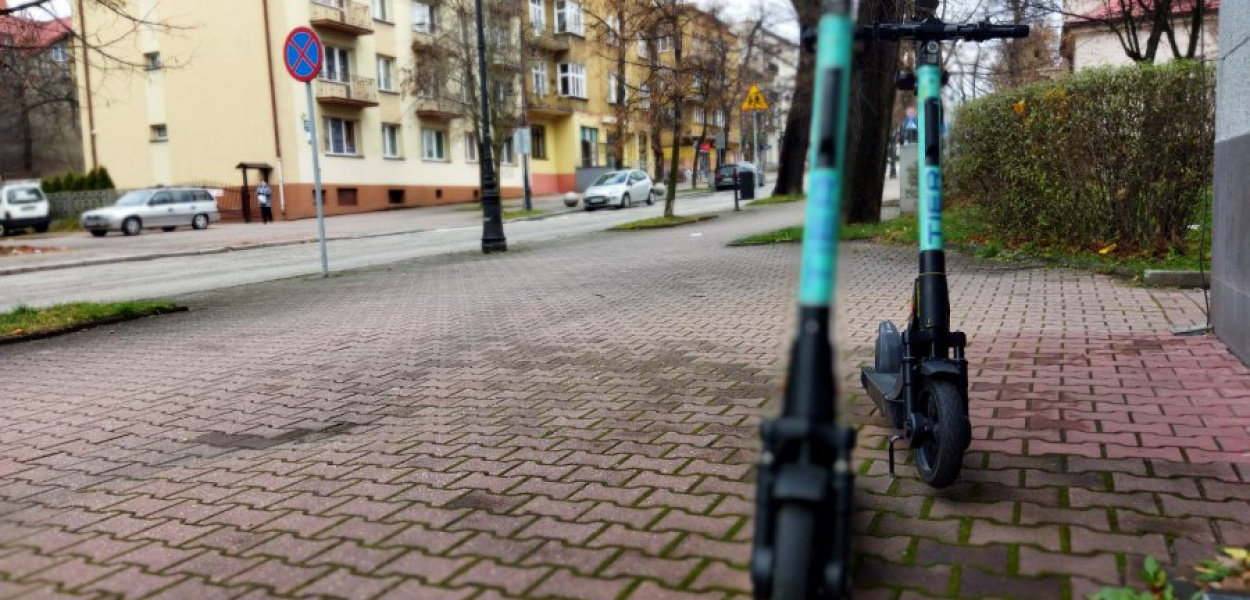 Przykład prawidłowo zaparkowanych hulajnóg na chodniku przy al. Henryka w Chrzanowie. Nie utrudniają ruchu pieszych