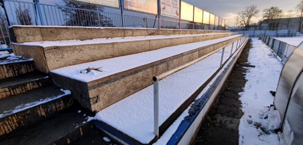 Modernizowana trybuna wschodnia na stadionie w Krzeszowicach. Fot. Kacper Ropka