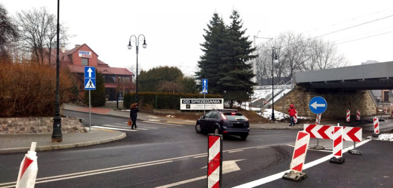 Ford focus, skręcając z Krakowskiej w łącznik do Zielonej w Chrzanowie, zatrzymał się przed przejściem dla pieszych. Miejsca jest tam jednak na tyle mało, że tylna część pojazdu znajduje się nadal na Krakowskiej, co stwarza niebezpieczeństwo w ruchu drogowym