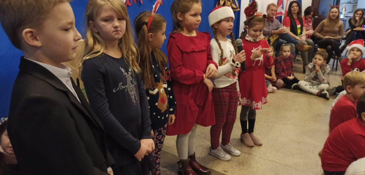Uczniowie podczas występu dla rodziców