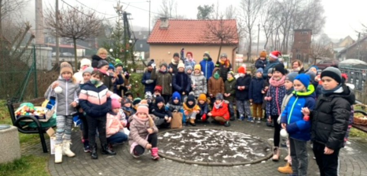 Dzieci z Tenczynka już powiesiły swoje ozdoby na choince w centrum wsi