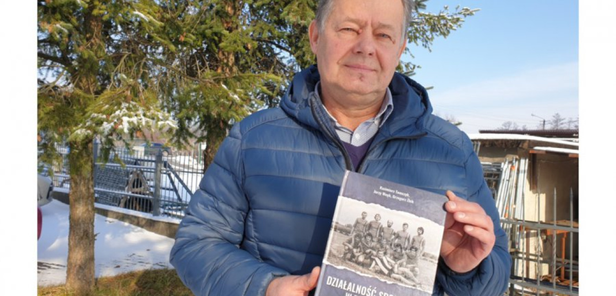 Jerzy Wnęk z wydaną niedawno książką o działalności sportowej w Tenczynku