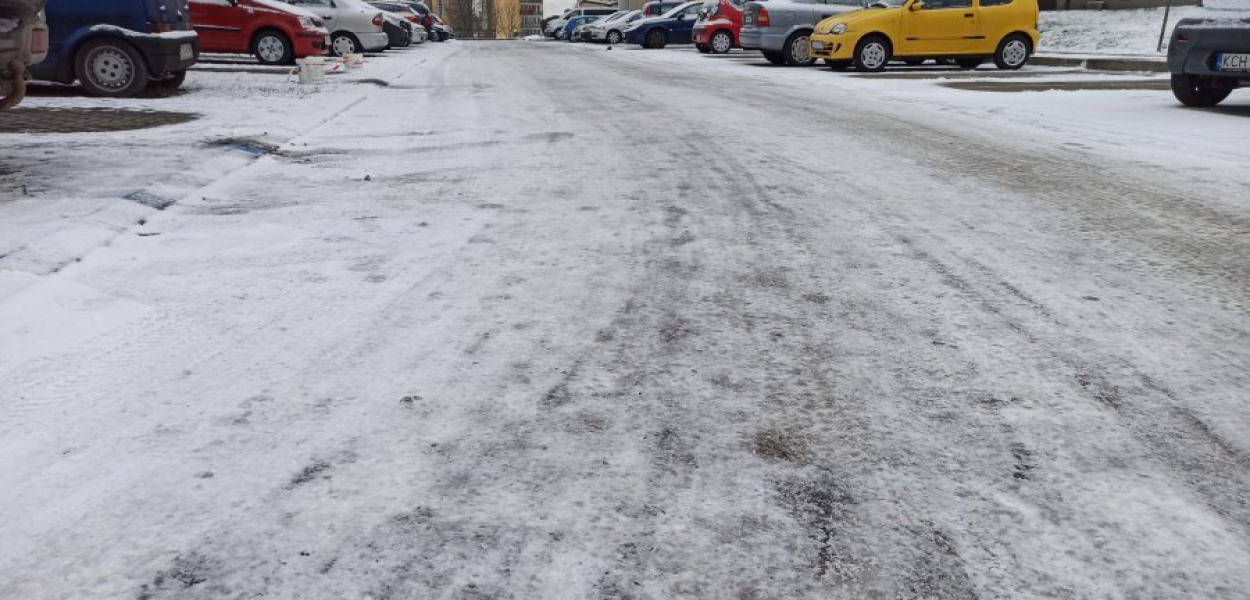 Na os. Niepodległości drogi są bardzo śliskie