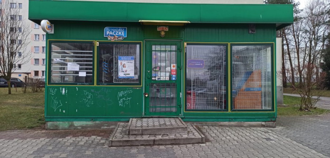 Pusty kiosk na os. Niepodległości. Kiedyś były tutaj aż trzy takie punkty. Fot. NF