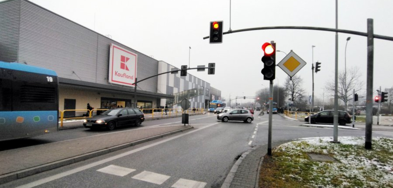 Gdyby pod palącym się na czerwona sygnalizatorem na Trzebińskiej w Chrzanowie była zielona strzałka, można by skręcić w prawo w Sikorskiego