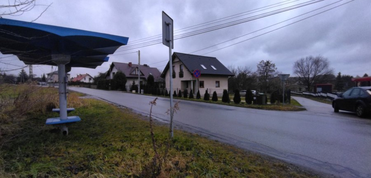 Mieszkańcy Balina czekają na przystanek autobusowy na ul. Wyzwolenia. Po drugiej stronie istniejącego, który obsługuje ruch w kierunku Chrzanowa