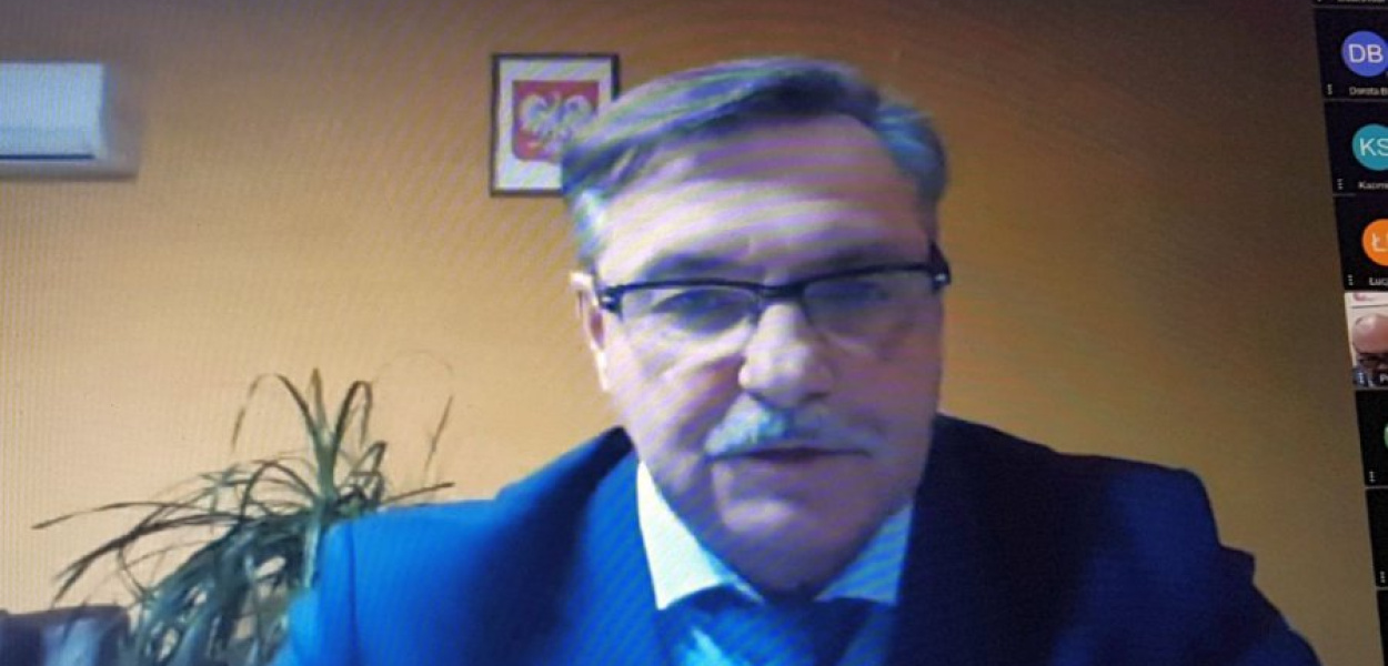 Burmistrz Jacek Latko podczas zdalnej sesji podziękował radnym za podwyżkę