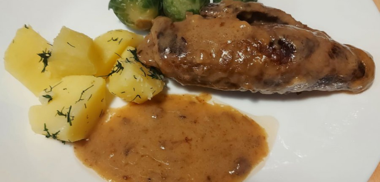 Kaczka dobrze smakuje z ziemniakami oraz sosem