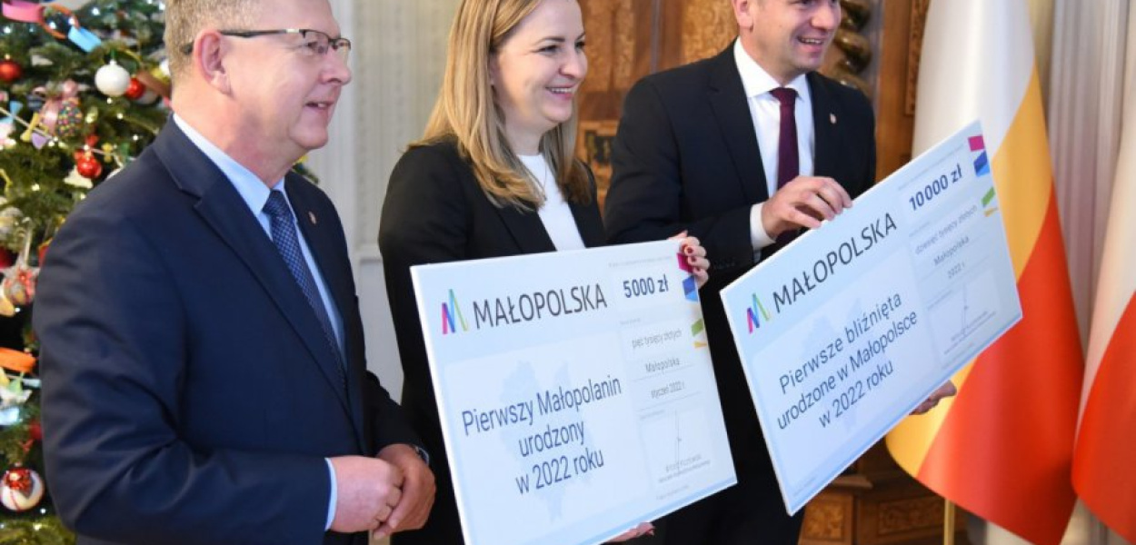 Marszałek Witold Kozłowski, dyrektor Departamentu Rodziny, Zdrowia, Równego Traktowania i Spraw Społecznych Dominika Studnicka oraz wicemarszałek Łukasz Smółka przekazali rodzicom chłopców symboliczne czeki. FOT. Biuro Prasowe UMWM