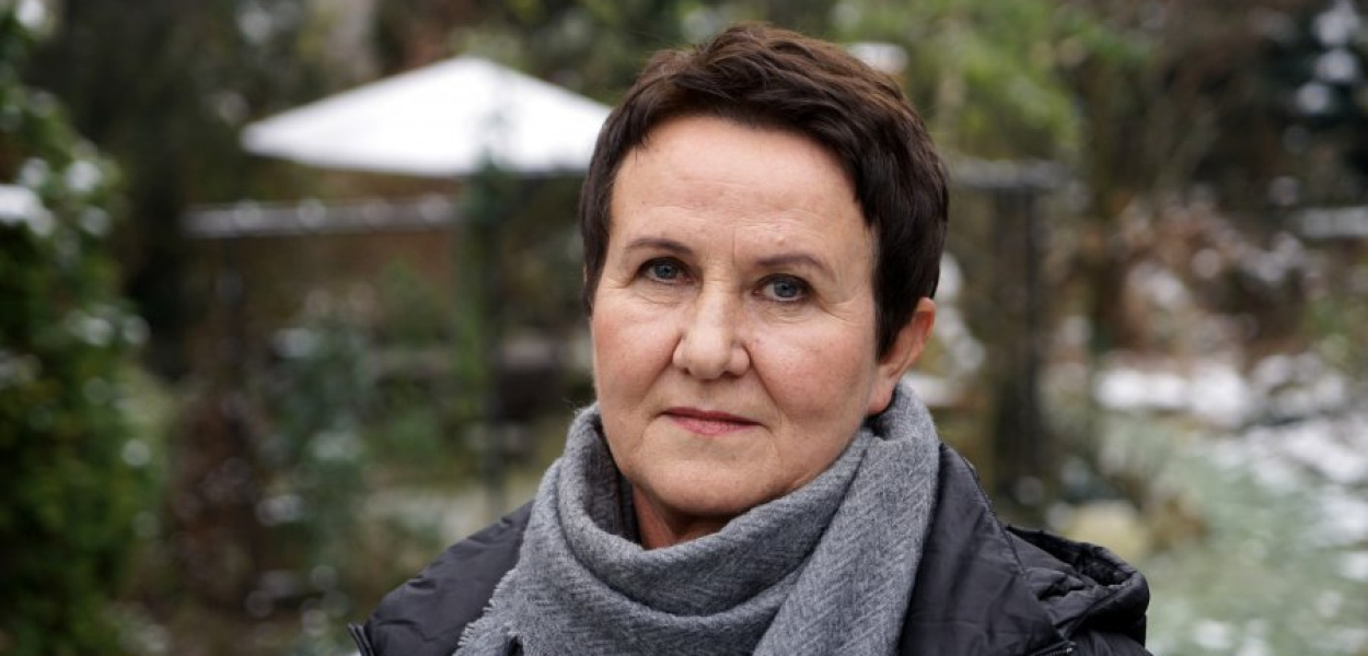 Jolanta Błaszczyk urodziła się w 1963 r. Ukończyła Studium Wychowania Przedszkolnego w Mysłowicach, potem pedagogikę przedszkolną i wczesnoszkolną na Uniwersytecie Śląskim w Katowicach. Mieszka w Luszowicach. Przez 35 lat pracowała jako nauczyciel w przedszkolu w Balinie. Oprócz fotografowania maluje obrazy, pielęgnuje ogród i hoduje kury ozdobne.