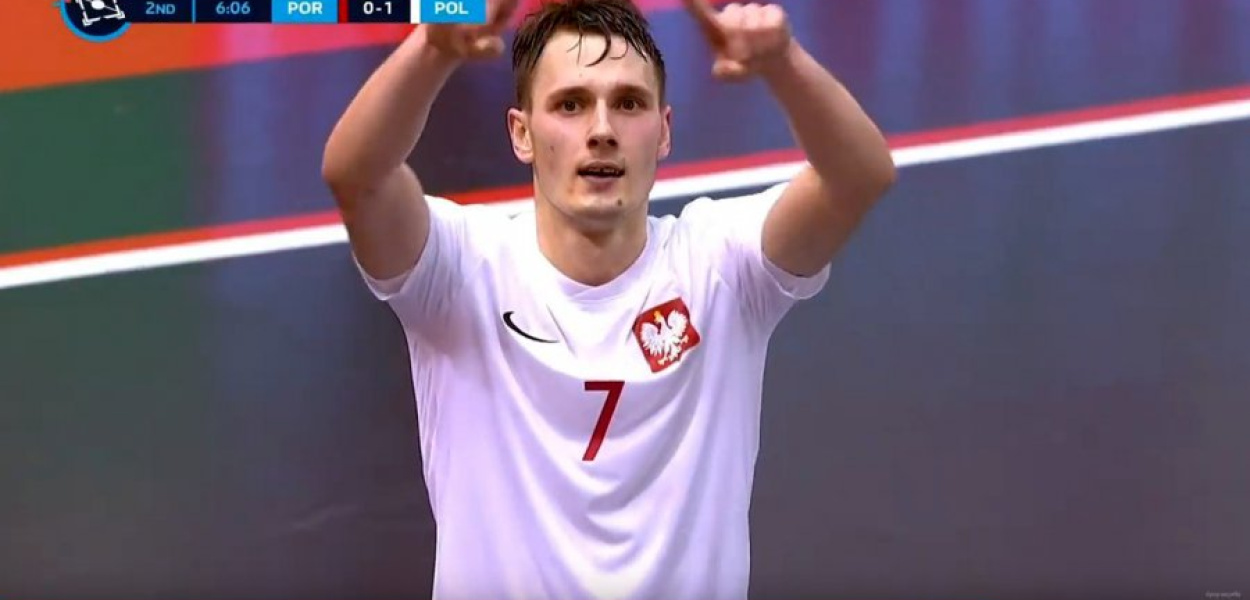 Mikołaj Zastawnik cieszy się po zdobyciu gola w meczu z Portugalią. Fot. screen z meczu transmitowanego na kanale &quot;Łączy nas piłka&quot;