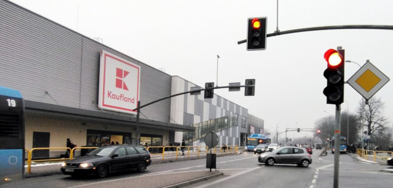 Gdyby pod palącym się na czerwona sygnalizatorem na Trzebińskiej w Chrzanowie była zielona strzałka, można by skręcić w prawo w Sikorskiego